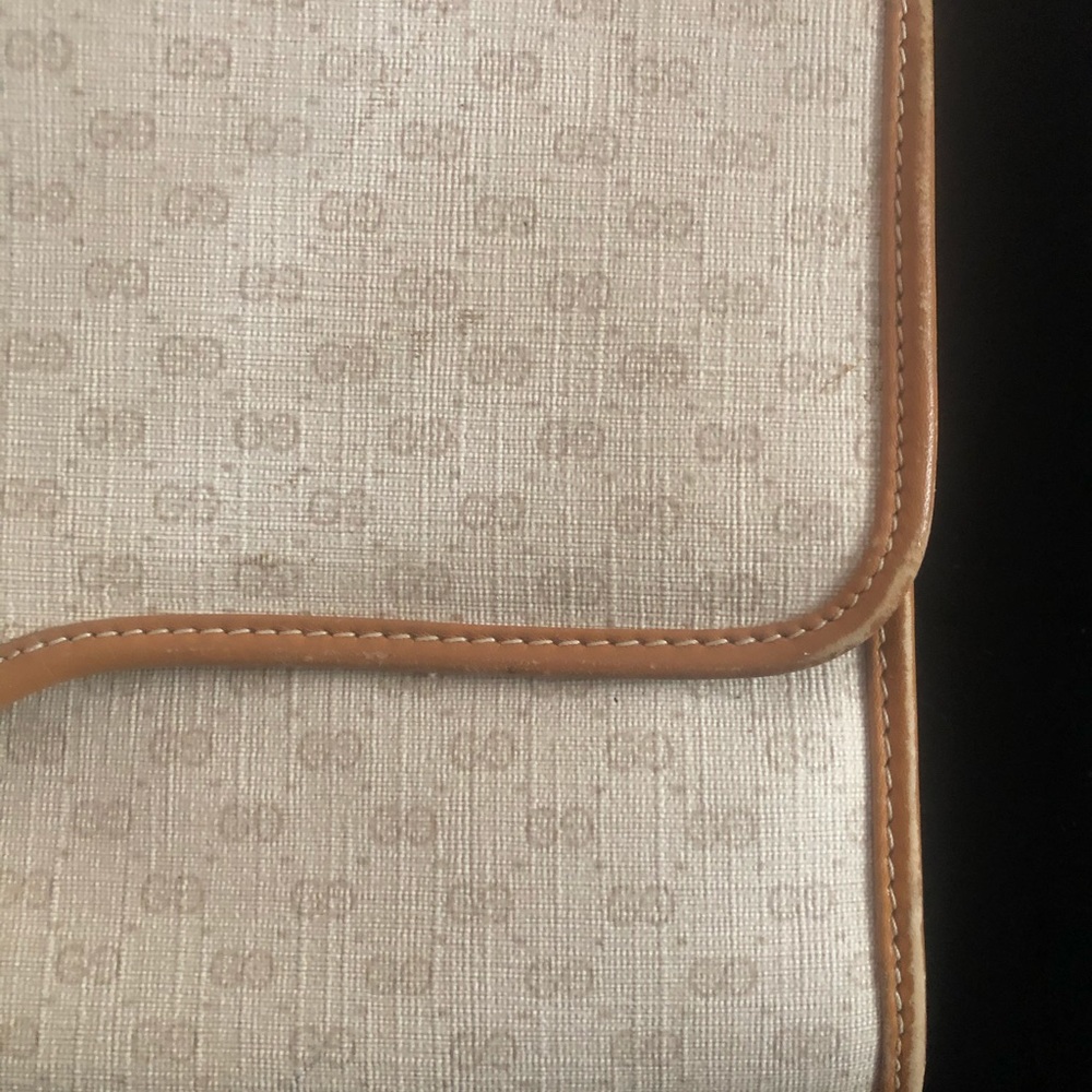 Gucci Beige Monogram Canvas Clutch with Tan Leather Trim - Picture 3 of 16